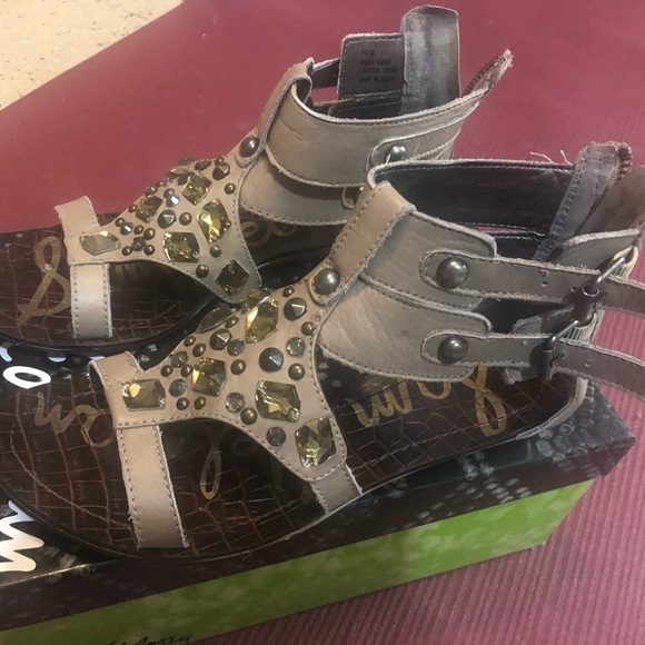 Preowned Sam Edelman Grey leather bejeweled buckle/zipper flat sandals. Sz 7.5M - Picture 7 of 10